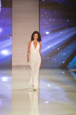 Bir modeli pist Fisico sırasında Cristina Ferrari moda Show Resort 2018 koleksiyonunda Miami moda hafta 2017 Miami'de Buz Sarayı'nda 3 Haziran 2017 üzerinde yürüyor