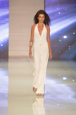 Bir modeli pist Fisico sırasında Cristina Ferrari moda Show Resort 2018 koleksiyonunda Miami moda hafta 2017 Miami'de Buz Sarayı'nda 3 Haziran 2017 üzerinde yürüyor