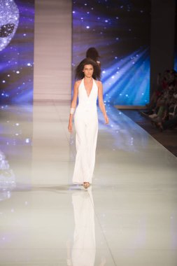 Bir modeli pist Fisico sırasında Cristina Ferrari moda Show Resort 2018 koleksiyonunda Miami moda hafta 2017 Miami'de Buz Sarayı'nda 3 Haziran 2017 üzerinde yürüyor