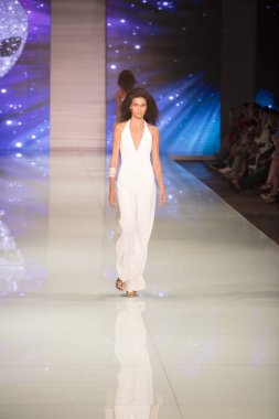 Bir modeli pist Fisico sırasında Cristina Ferrari moda Show Resort 2018 koleksiyonunda Miami moda hafta 2017 Miami'de Buz Sarayı'nda 3 Haziran 2017 üzerinde yürüyor