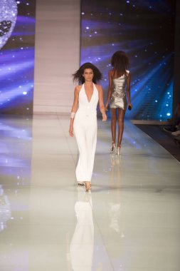 Bir modeli pist Fisico sırasında Cristina Ferrari moda Show Resort 2018 koleksiyonunda Miami moda hafta 2017 Miami'de Buz Sarayı'nda 3 Haziran 2017 üzerinde yürüyor