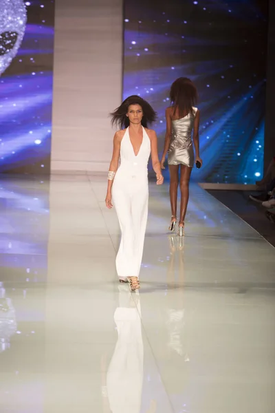 Model Walks Runway Fisico Cristina Ferrari Fashion Show Resort 2018 — Stock Photo, Image