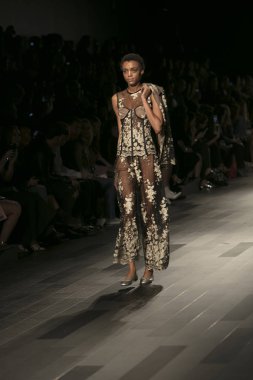 Bir model Galeri 1 New York Fashion Week, dam penceresi Clarkson meydanda 10 Eylül 2017 New York'ta Francesca Liberatore moda show parçası sırasında pist yürür.