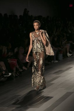 Bir model Galeri 1 New York Fashion Week, dam penceresi Clarkson meydanda 10 Eylül 2017 New York'ta Francesca Liberatore moda show parçası sırasında pist yürür.