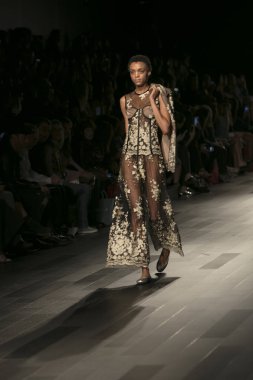 Bir model Galeri 1 New York Fashion Week, dam penceresi Clarkson meydanda 10 Eylül 2017 New York'ta Francesca Liberatore moda show parçası sırasında pist yürür.