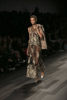 Bir model Galeri 1 New York Fashion Week, dam penceresi Clarkson meydanda 10 Eylül 2017 New York'ta Francesca Liberatore moda show parçası sırasında pist yürür.