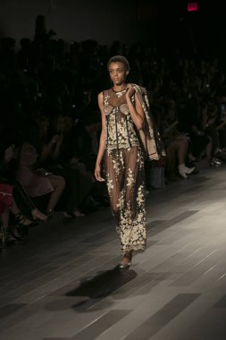 Bir model Galeri 1 New York Fashion Week, dam penceresi Clarkson meydanda 10 Eylül 2017 New York'ta Francesca Liberatore moda show parçası sırasında pist yürür.