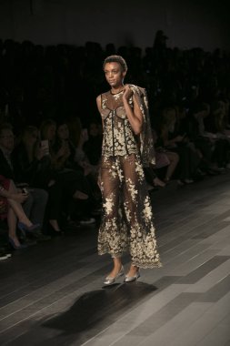 Bir model Galeri 1 New York Fashion Week, dam penceresi Clarkson meydanda 10 Eylül 2017 New York'ta Francesca Liberatore moda show parçası sırasında pist yürür.