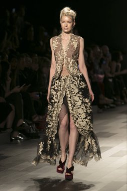 Bir model Galeri 1 New York Fashion Week, dam penceresi Clarkson meydanda 10 Eylül 2017 New York'ta Francesca Liberatore moda show parçası sırasında pist yürür.