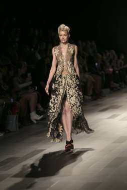 Bir model Galeri 1 New York Fashion Week, dam penceresi Clarkson meydanda 10 Eylül 2017 New York'ta Francesca Liberatore moda show parçası sırasında pist yürür.