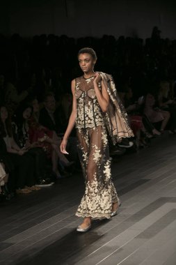 Bir model Galeri 1 New York Fashion Week, dam penceresi Clarkson meydanda 10 Eylül 2017 New York'ta Francesca Liberatore moda show parçası sırasında pist yürür.