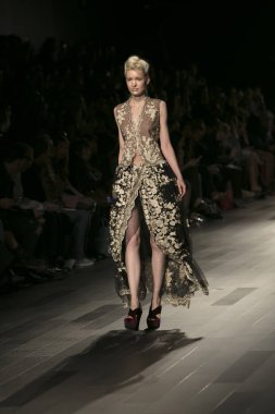 Bir model Galeri 1 New York Fashion Week, dam penceresi Clarkson meydanda 10 Eylül 2017 New York'ta Francesca Liberatore moda show parçası sırasında pist yürür.