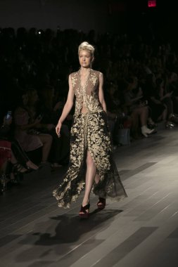 Bir model Galeri 1 New York Fashion Week, dam penceresi Clarkson meydanda 10 Eylül 2017 New York'ta Francesca Liberatore moda show parçası sırasında pist yürür.