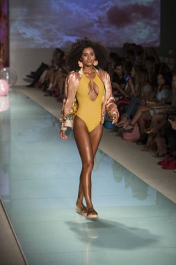Manken üzerinde 21 Temmuz 2017 Funkshion yüzmek 2017 yılında Miami Beach sırasında Lolli Yüzme yaz 2017 defile için pist yürür