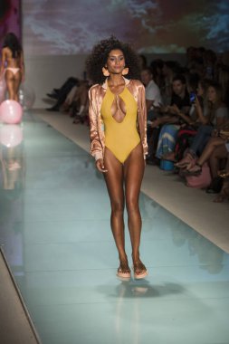 Manken üzerinde 21 Temmuz 2017 Funkshion yüzmek 2017 yılında Miami Beach sırasında Lolli Yüzme yaz 2017 defile için pist yürür
