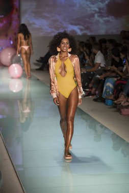 Manken üzerinde 21 Temmuz 2017 Funkshion yüzmek 2017 yılında Miami Beach sırasında Lolli Yüzme yaz 2017 defile için pist yürür