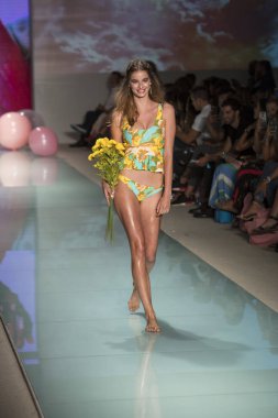 Manken üzerinde 21 Temmuz 2017 Funkshion yüzmek 2017 yılında Miami Beach sırasında Lolli Yüzme yaz 2017 defile için pist yürür