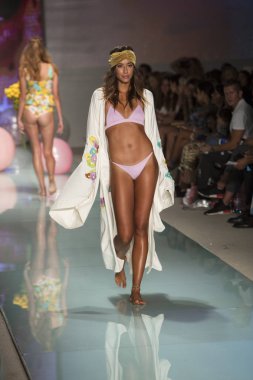 Manken üzerinde 21 Temmuz 2017 Funkshion yüzmek 2017 yılında Miami Beach sırasında Lolli Yüzme yaz 2017 defile için pist yürür