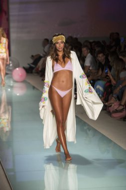 Manken üzerinde 21 Temmuz 2017 Funkshion yüzmek 2017 yılında Miami Beach sırasında Lolli Yüzme yaz 2017 defile için pist yürür
