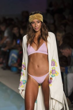 Manken üzerinde 21 Temmuz 2017 Funkshion yüzmek 2017 yılında Miami Beach sırasında Lolli Yüzme yaz 2017 defile için pist yürür