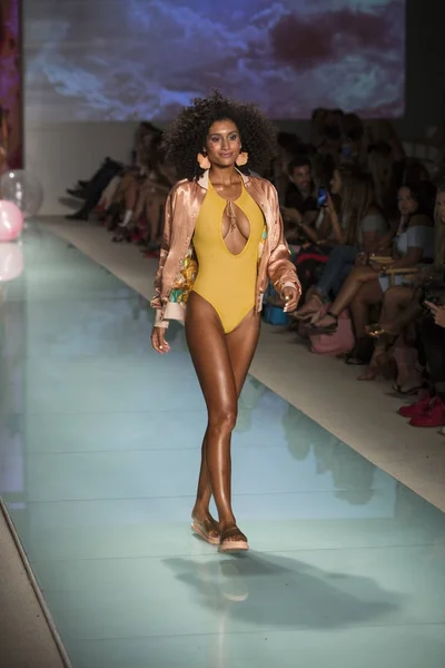 モデルは 2017 日にマイアミビーチの Funkshion 2017年中 Lolli 泳ぐ夏 2017 ファッションショーのため滑走路を歩く — ストック写真
