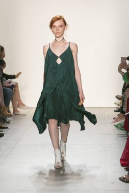 Bir modeli pist Leanne Marshall defile için New York moda hafta bahar yaz 2018 ışıklık Studios Clarkson Square New York'ta 10 Eylül 2017 Tarih boyunca yürür
