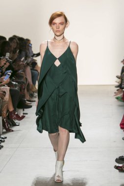Bir modeli pist Leanne Marshall defile için New York moda hafta bahar yaz 2018 ışıklık Studios Clarkson Square New York'ta 10 Eylül 2017 Tarih boyunca yürür