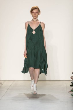 Bir modeli pist Leanne Marshall defile için New York moda hafta bahar yaz 2018 ışıklık Studios Clarkson Square New York'ta 10 Eylül 2017 Tarih boyunca yürür