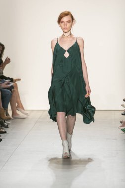 Bir modeli pist Leanne Marshall defile için New York moda hafta bahar yaz 2018 ışıklık Studios Clarkson Square New York'ta 10 Eylül 2017 Tarih boyunca yürür