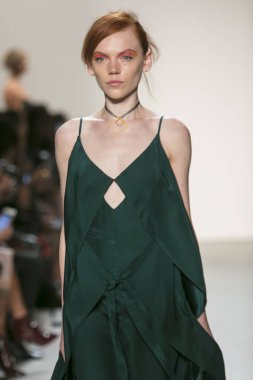 Bir modeli pist Leanne Marshall defile için New York moda hafta bahar yaz 2018 ışıklık Studios Clarkson Square New York'ta 10 Eylül 2017 Tarih boyunca yürür