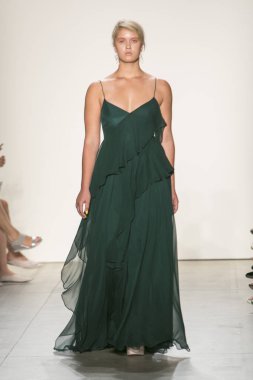 Bir modeli pist Leanne Marshall defile için New York moda hafta bahar yaz 2018 ışıklık Studios Clarkson Square New York'ta 10 Eylül 2017 Tarih boyunca yürür