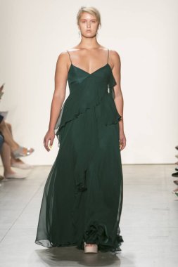 Bir modeli pist Leanne Marshall defile için New York moda hafta bahar yaz 2018 ışıklık Studios Clarkson Square New York'ta 10 Eylül 2017 Tarih boyunca yürür