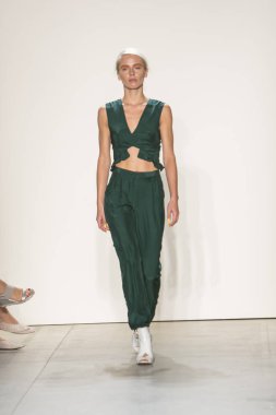 Bir modeli pist Leanne Marshall defile için New York moda hafta bahar yaz 2018 ışıklık Studios Clarkson Square New York'ta 10 Eylül 2017 Tarih boyunca yürür