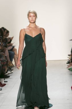 Bir modeli pist Leanne Marshall defile için New York moda hafta bahar yaz 2018 ışıklık Studios Clarkson Square New York'ta 10 Eylül 2017 Tarih boyunca yürür
