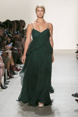 Bir modeli pist Leanne Marshall defile için New York moda hafta bahar yaz 2018 ışıklık Studios Clarkson Square New York'ta 10 Eylül 2017 Tarih boyunca yürür