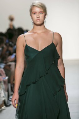 Bir modeli pist Leanne Marshall defile için New York moda hafta bahar yaz 2018 ışıklık Studios Clarkson Square New York'ta 10 Eylül 2017 Tarih boyunca yürür