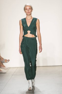 Bir modeli pist Leanne Marshall defile için New York moda hafta bahar yaz 2018 ışıklık Studios Clarkson Square New York'ta 10 Eylül 2017 Tarih boyunca yürür