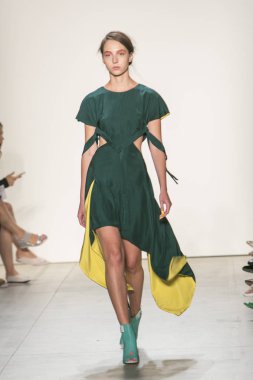 Bir modeli pist Leanne Marshall defile için New York moda hafta bahar yaz 2018 ışıklık Studios Clarkson Square New York'ta 10 Eylül 2017 Tarih boyunca yürür