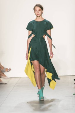 Bir modeli pist Leanne Marshall defile için New York moda hafta bahar yaz 2018 ışıklık Studios Clarkson Square New York'ta 10 Eylül 2017 Tarih boyunca yürür