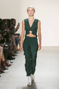 Bir modeli pist Leanne Marshall defile için New York moda hafta bahar yaz 2018 ışıklık Studios Clarkson Square New York'ta 10 Eylül 2017 Tarih boyunca yürür