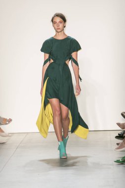 Bir modeli pist Leanne Marshall defile için New York moda hafta bahar yaz 2018 ışıklık Studios Clarkson Square New York'ta 10 Eylül 2017 Tarih boyunca yürür