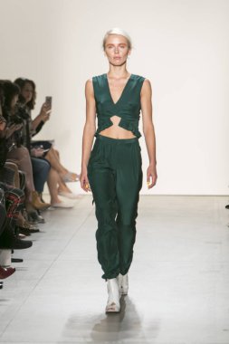 Bir modeli pist Leanne Marshall defile için New York moda hafta bahar yaz 2018 ışıklık Studios Clarkson Square New York'ta 10 Eylül 2017 Tarih boyunca yürür