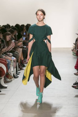 Bir modeli pist Leanne Marshall defile için New York moda hafta bahar yaz 2018 ışıklık Studios Clarkson Square New York'ta 10 Eylül 2017 Tarih boyunca yürür