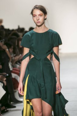Bir modeli pist Leanne Marshall defile için New York moda hafta bahar yaz 2018 ışıklık Studios Clarkson Square New York'ta 10 Eylül 2017 Tarih boyunca yürür