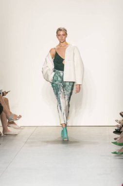 Bir modeli pist Leanne Marshall defile için New York moda hafta bahar yaz 2018 ışıklık Studios Clarkson Square New York'ta 10 Eylül 2017 Tarih boyunca yürür