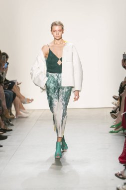Bir modeli pist Leanne Marshall defile için New York moda hafta bahar yaz 2018 ışıklık Studios Clarkson Square New York'ta 10 Eylül 2017 Tarih boyunca yürür