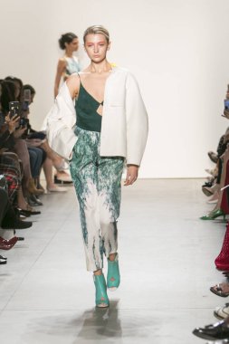 Bir modeli pist Leanne Marshall defile için New York moda hafta bahar yaz 2018 ışıklık Studios Clarkson Square New York'ta 10 Eylül 2017 Tarih boyunca yürür