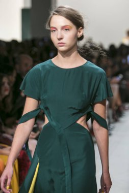 Bir modeli pist Leanne Marshall defile için New York moda hafta bahar yaz 2018 ışıklık Studios Clarkson Square New York'ta 10 Eylül 2017 Tarih boyunca yürür