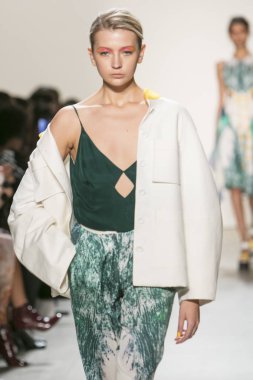 Bir modeli pist Leanne Marshall defile için New York moda hafta bahar yaz 2018 ışıklık Studios Clarkson Square New York'ta 10 Eylül 2017 Tarih boyunca yürür