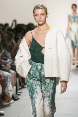 Bir modeli pist Leanne Marshall defile için New York moda hafta bahar yaz 2018 ışıklık Studios Clarkson Square New York'ta 10 Eylül 2017 Tarih boyunca yürür